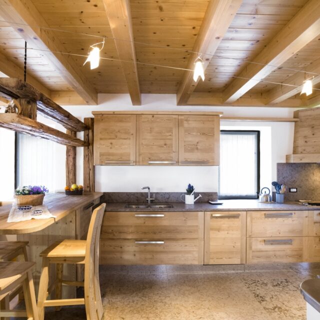 https://www.labottegadeltarlo.com/wp-content/uploads/2020/12/modern_kitchen_rustic_wood_Cansiglio_hermannwood1976-640x640.jpg